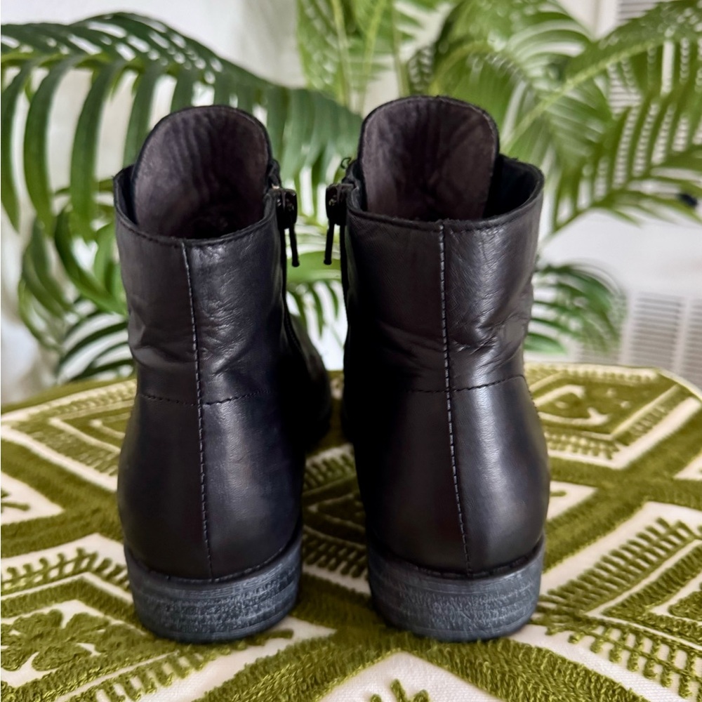 Miz Mooz “Louise” Black Leather Button Front Ankle Boots. Vintage vibe! Size 8 - Picture 8 of 11